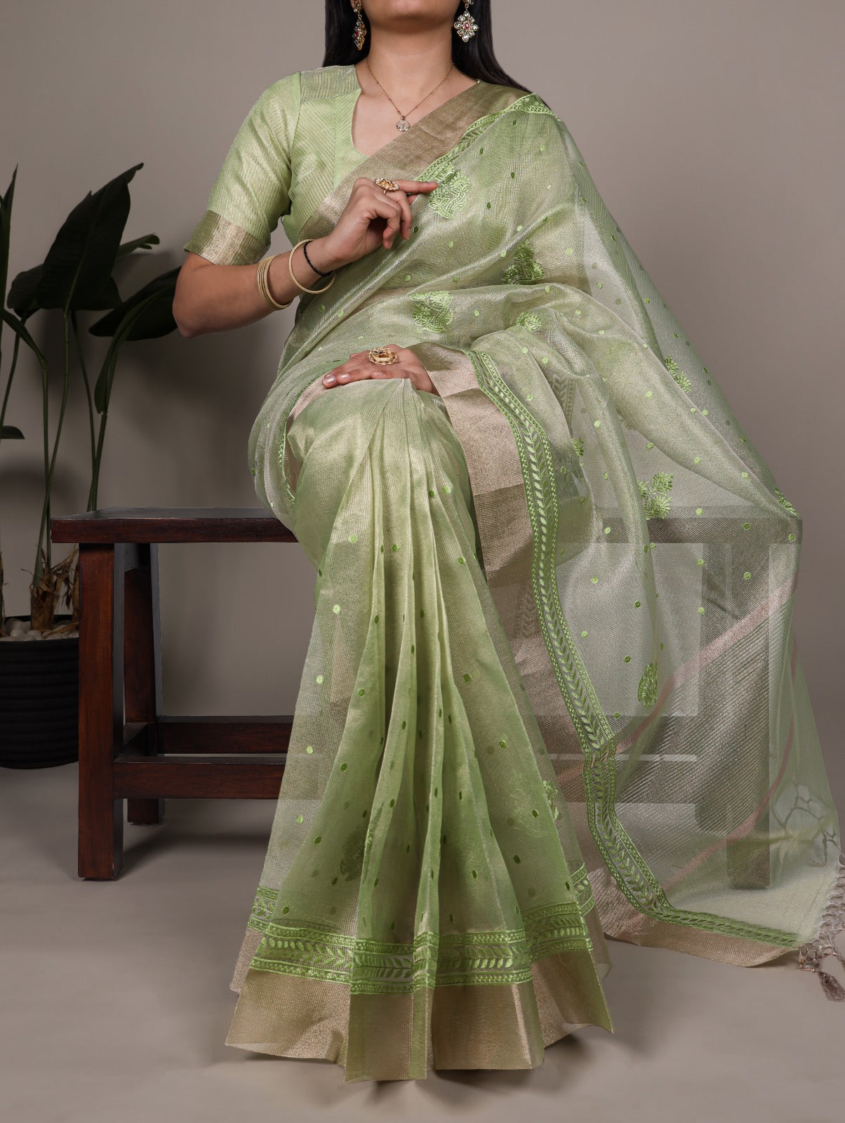 Poly Shimmer Thread Embroidery Saree with Plain Unstitched Blouse